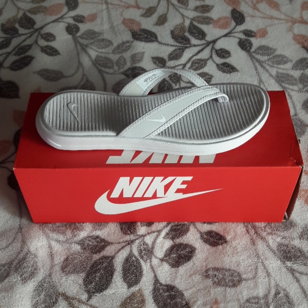 NWT !! NIKE Women's Ultra Celso Thong Flip Flops